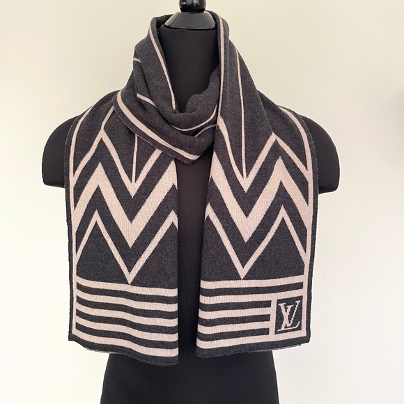 Louis Vuitton Scarf Cashmere Reversible Wrap - Picture 2 of 9